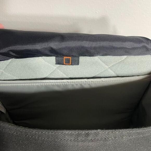 Lowepro LP36616 Urban Reporter 150 Camera Video Messenger Bag - Black - pockets - Picture 12 of 16